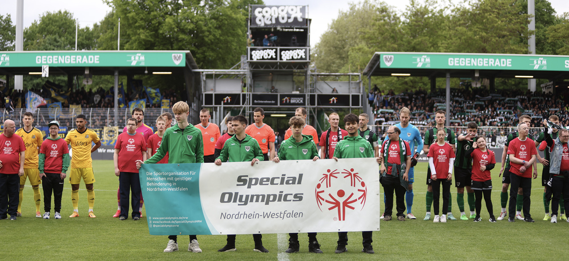 Athlet:innen der Special Olympics laufen mit Preußen Münster ins Stadion in