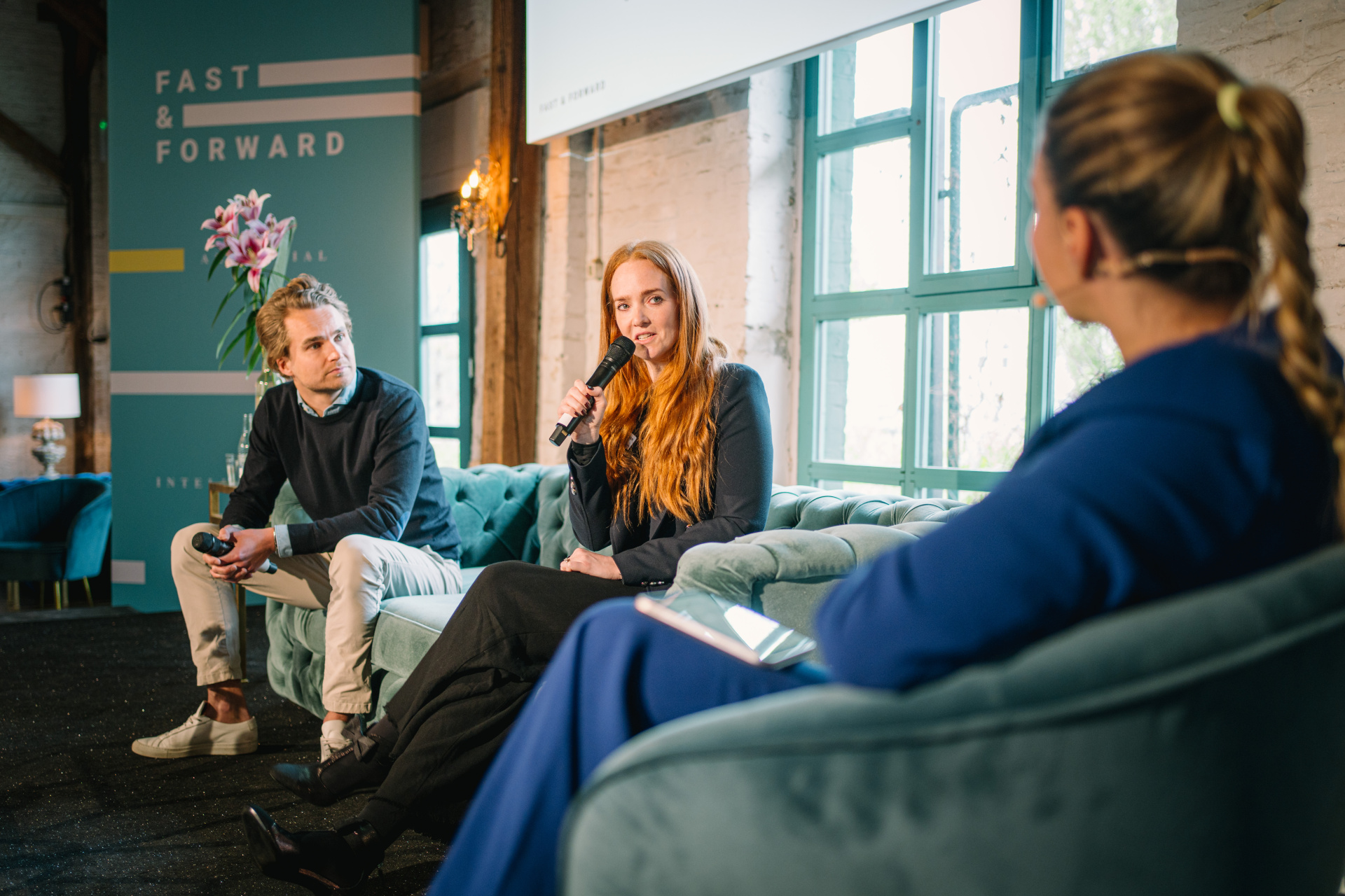 Zweites Panel: Nicolaus Schefenacker, Co-Founder von Sennder, und Elisabeth L’Orange debattierten zum Thema „Innovationsführerschaft KI: Wie Start-ups unsere Zukunft gestalten?“