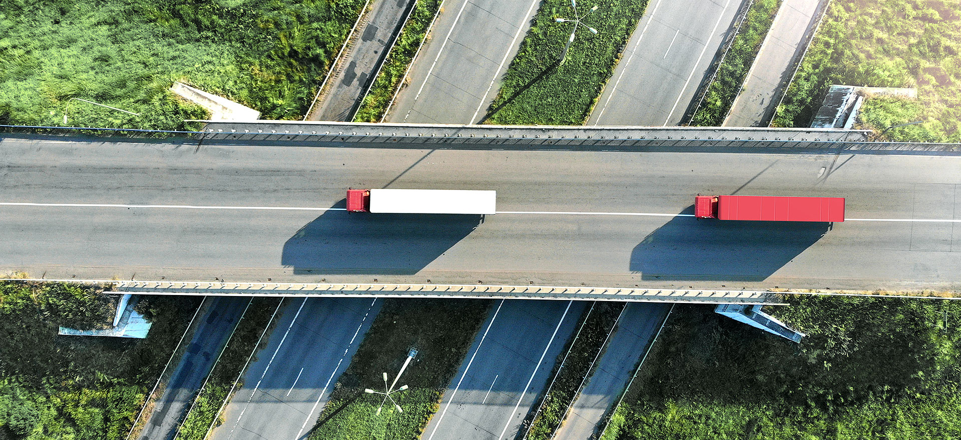 LKWs fahren über eine Straße