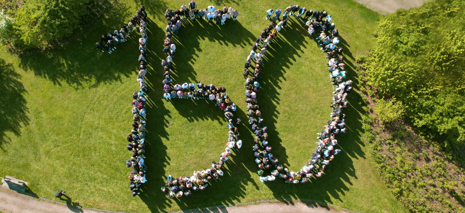 FIEGE Mitarbeitende formen die Zahl 150