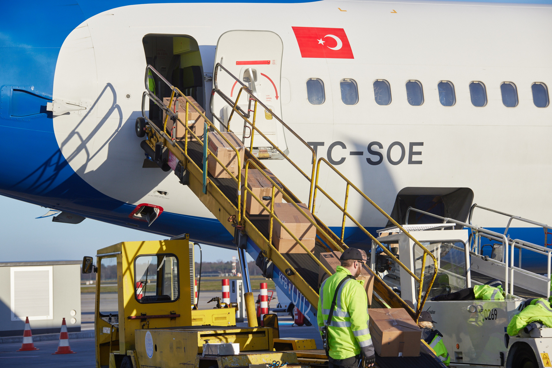 Verladung von Hilfsgütern in eine Frachtmaschine von SunExpress