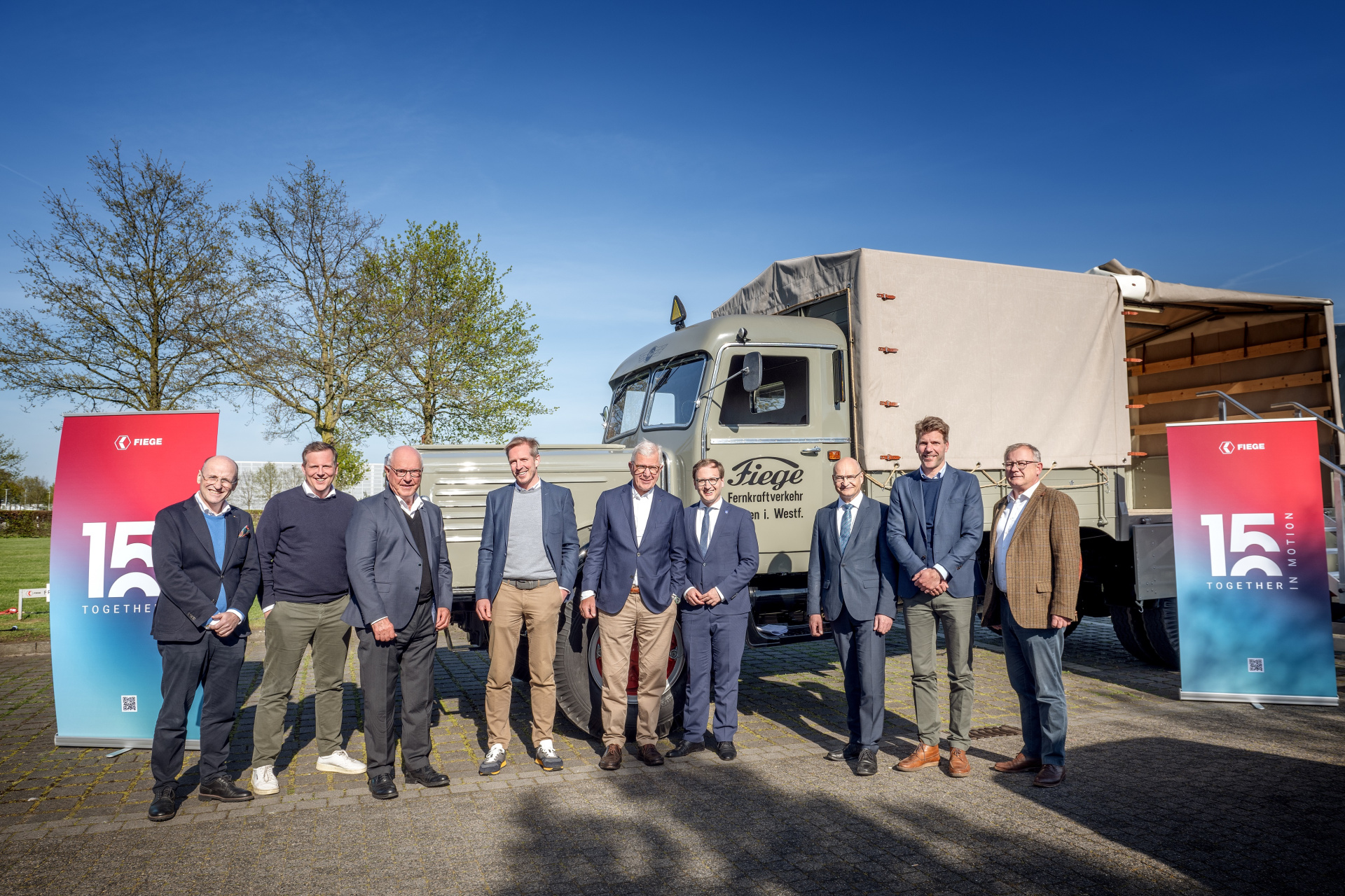 Gruppenfoto vor dem Oldtimer-Lkw Büssing 8000.