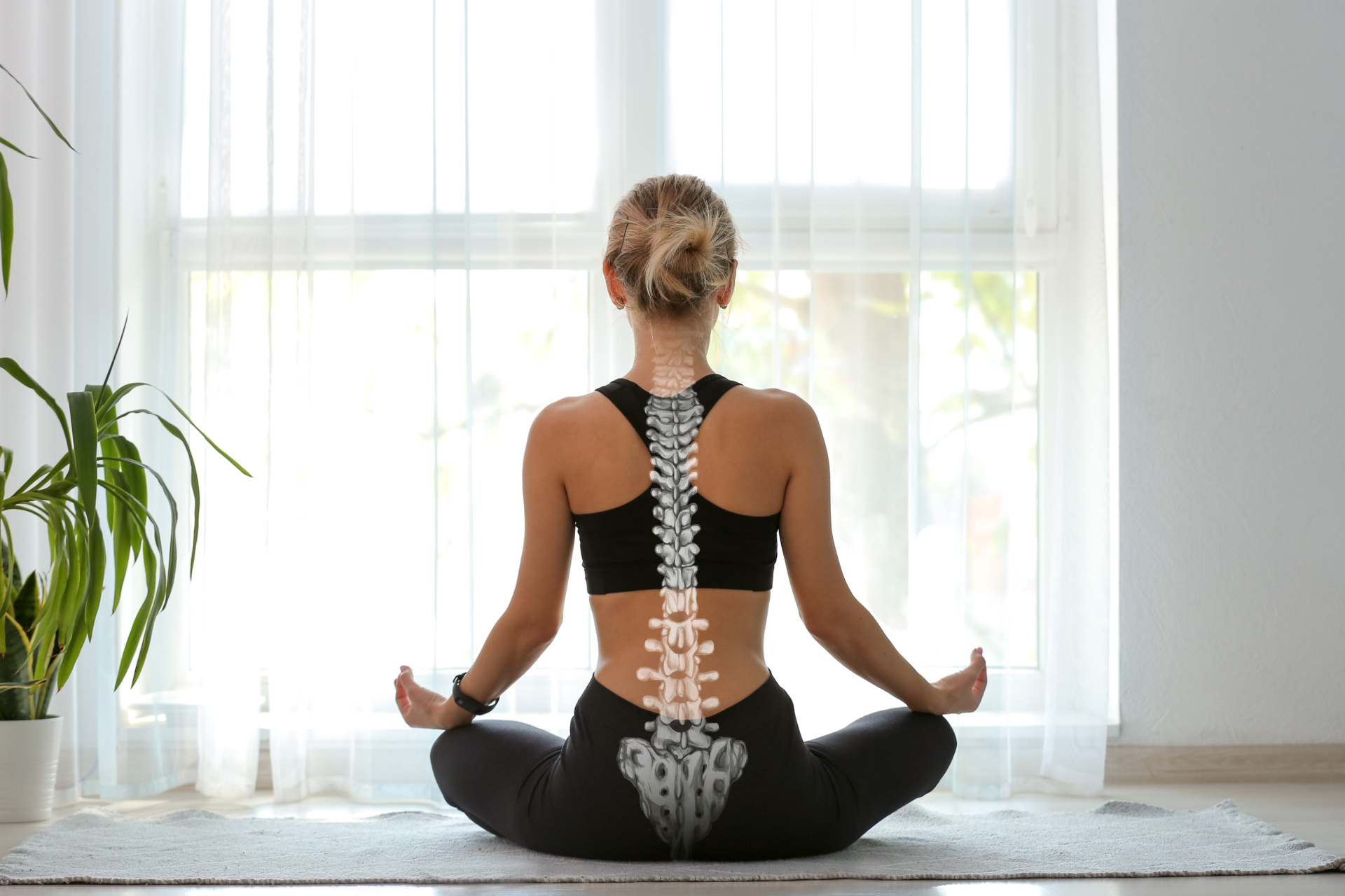 Frau in Yogapose mit aufgemalter Wirbelsäule