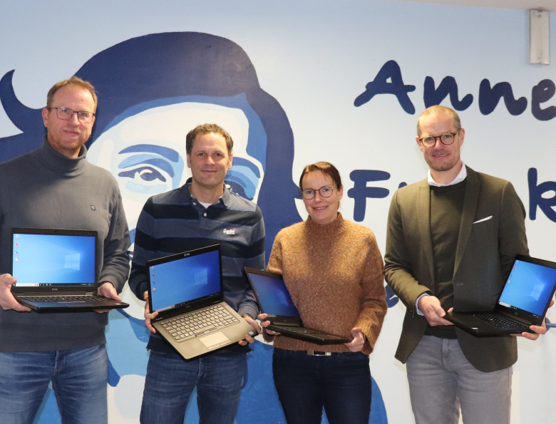 Übergabe der Laptops an die Anne-Frank-Realschule.