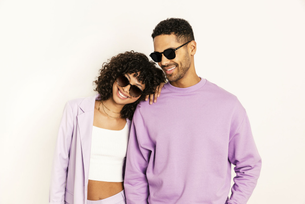 Mann und Frau mit Sonnenbrille lächeln in die Kamera